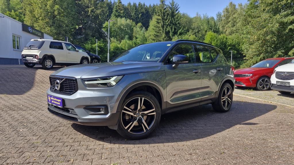 Autohaus Zimpel - Volvo XC40 2.0 AWD R-Design AHK+Winterräder+Pano-dach - Bild 1 Autohaus Zimpel - Volvo XC40 2.0 AWD R-Design AHK+Winterräder+Pano-dach - Bild 1