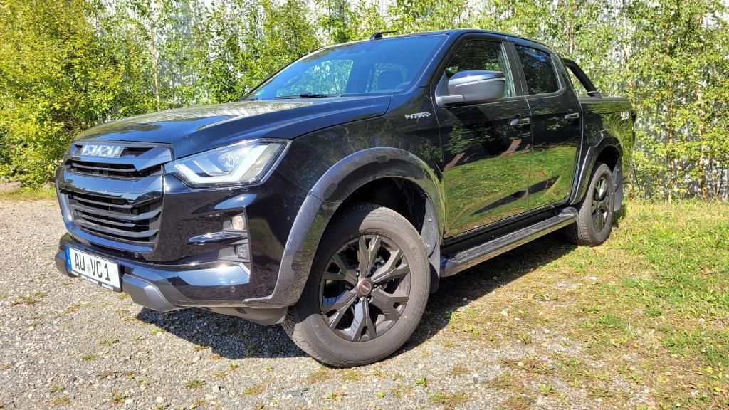 Autohaus Zimpel -  Isuzu D-Max V-Cross Überrollbügel+Rollo+AHK