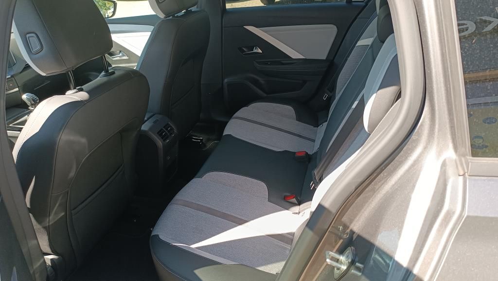 Autohaus Zimpel & Franke - Opel Astra ST Business Elegance 1.2 T 130 PS LHZ SHZ - Bild 8 Autohaus Zimpel & Franke - Opel Astra ST Business Elegance 1.2 T 130 PS LHZ SHZ - Bild 8