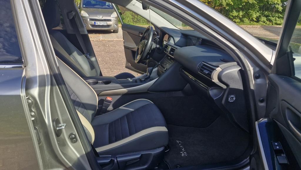 Autohaus Zimpel -  Lexus IS300H 2.5 Hybrid Klimaautomatik+Sitzheizung - Bild 11
