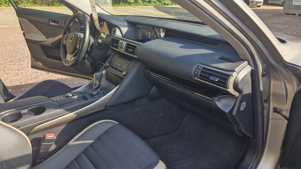 Autohaus Zimpel -  Lexus IS300H 2.5 Hybrid Klimaautomatik+Sitzheizung - Bild 12