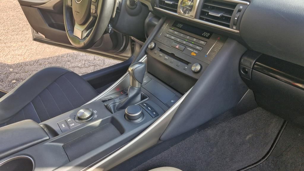 Autohaus Zimpel -  Lexus IS300H 2.5 Hybrid Klimaautomatik+Sitzheizung - Bild 13