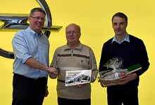 Herr Reinhard Spörl aus Zwickau mit dem Geschäftsführer Mario Ebert und dem Betriebsleiter Markus Hupfer des Opel Autohaus ZIMPEL & FRANKE in Zwickau